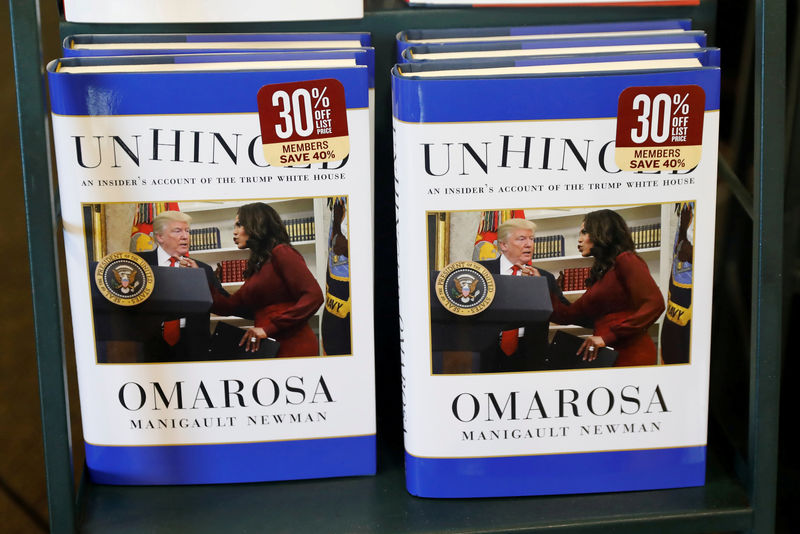 © Reuters. The book "Unhinged" by former White House staffer Omarosa Manigault Newman on her time in the White House administration is seen for sale in Manhattan