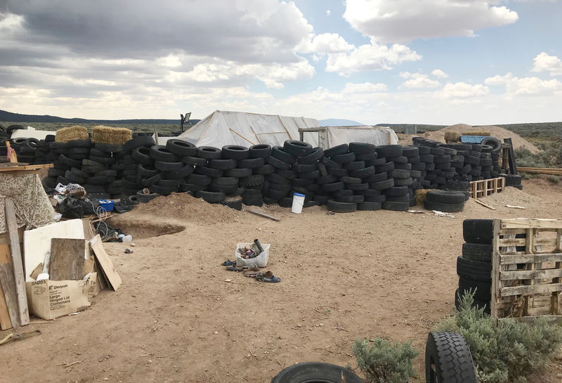© Reuters. A view of the compound in rural New Mexico where 11 children were taken in protective custody after a raid by authorities near Amalia, New Mexico