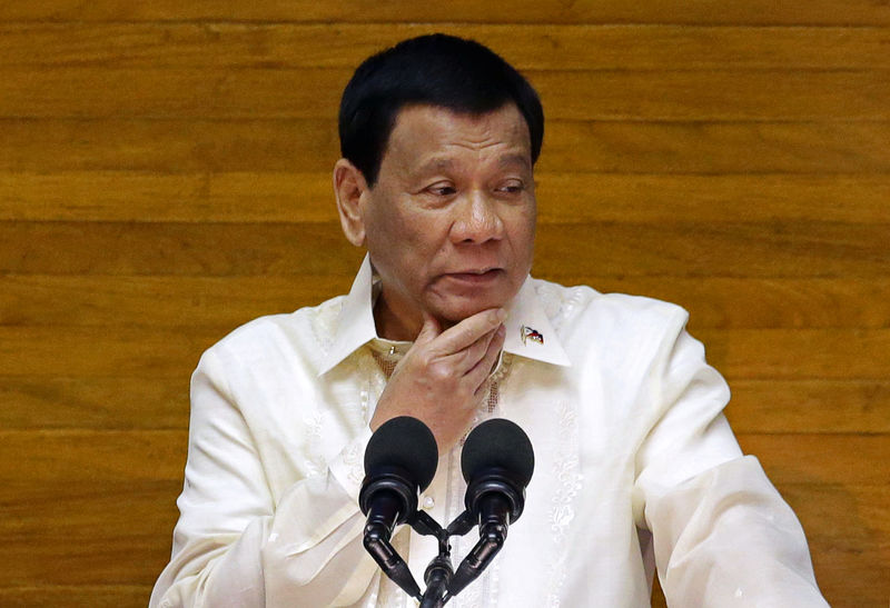 © Reuters. رئيس الفلبين: الصين ليس لديها حق التحكم في المجال الجوي لبحر متنازع عليه
