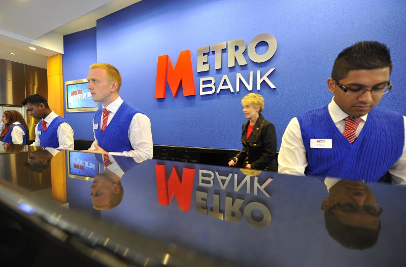 © Reuters. Staff serve customers at the first branch of  Metro Bank in Holborn in central London