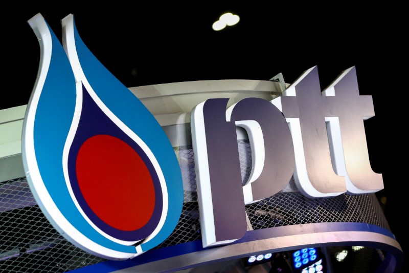 © Reuters. The logo of PTT is pictured at the 38th Bangkok International Motor Show in Bangkok