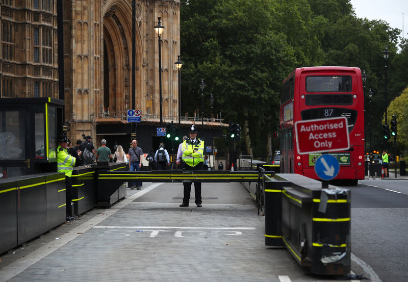 © Reuters. الشرطة تفتش أماكن بوسط انجلترا بعد هجوم يشتبه بأنه إرهابي خارج البرلمان
