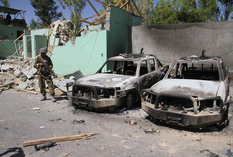 © Reuters. Membro das forças de segurança do Afeganistão em local de ataque do Taliban em Ghazni