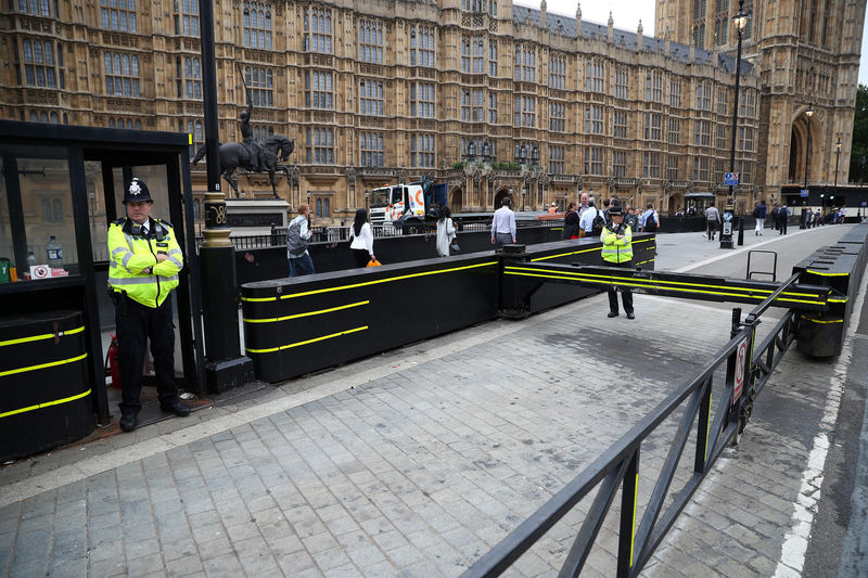 © Reuters. Policiais protegem área isolada no entorno do Parlamento britânico