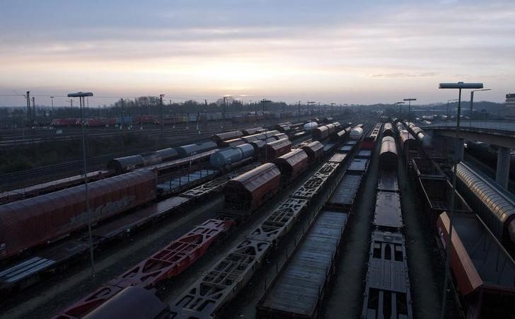 © Reuters. Parked freight cars are seen in Europe's biggest marshalling yard in Maschen, near northern German town of Hamburg