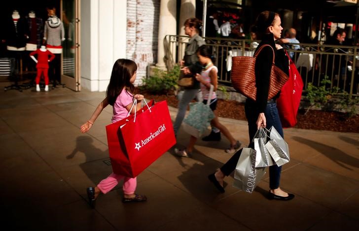 © Reuters. FILE PHOTO: People shop at The Grove mall in Los Angeles