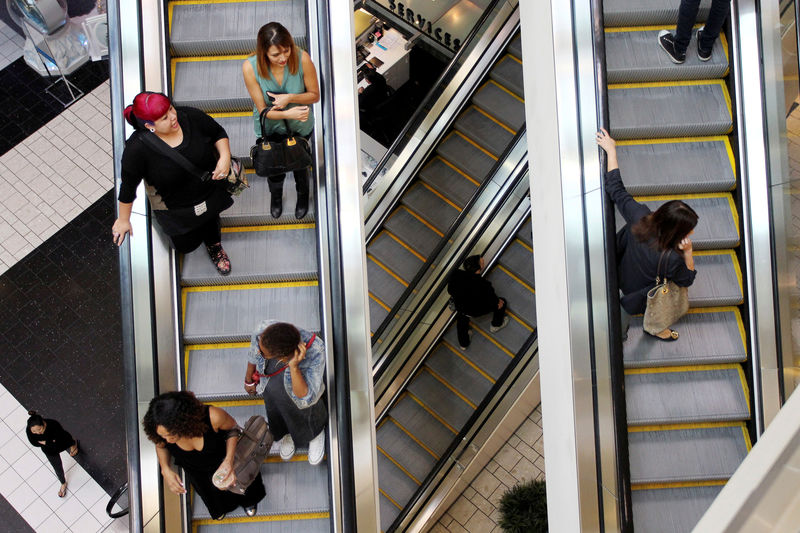 © Reuters. FILE PHOTO: Shoppers ride escalators at the Beverly Center mall in Los Angeles