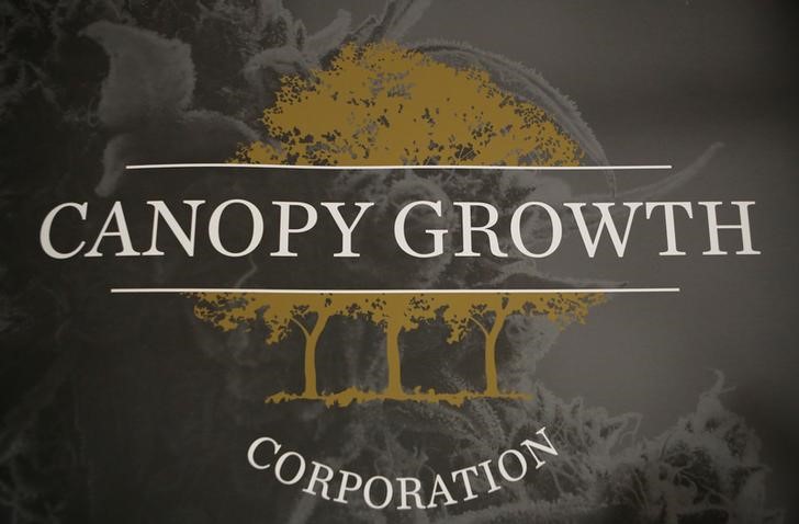© Reuters. Логотип Canopy Growth Corporation на их предприятии в Смит-Фоллз, провинция Онтарио, Канада
