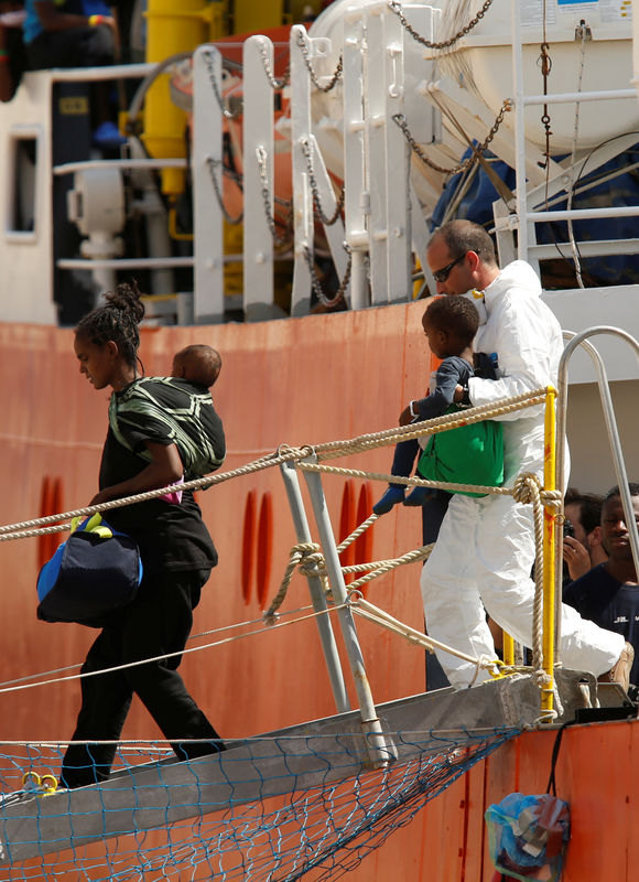 © Reuters. El barco humanitario Aquarius llega a Malta