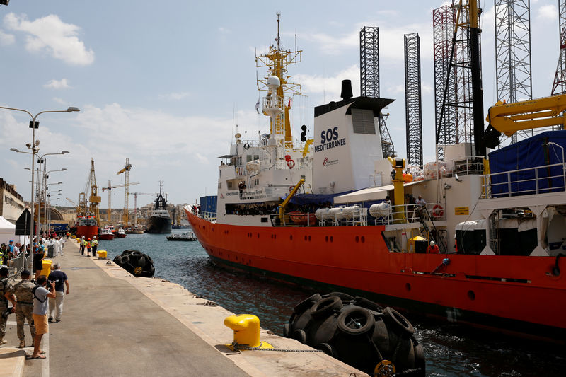 © Reuters. سفينة إنقاذ المهاجرين أكواريوس تصل إلى مالطا بعد خلاف أوروبي