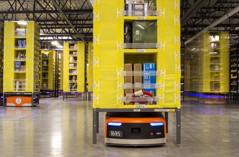 © Reuters. Kiva robots move inventory at an Amazon fulfilment center in Tracy, California