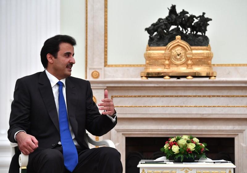 © Reuters. Qatar Emir Sheikh al-Thani speaks with Russian President Putin during their meeting at the Kremlin in Moscow