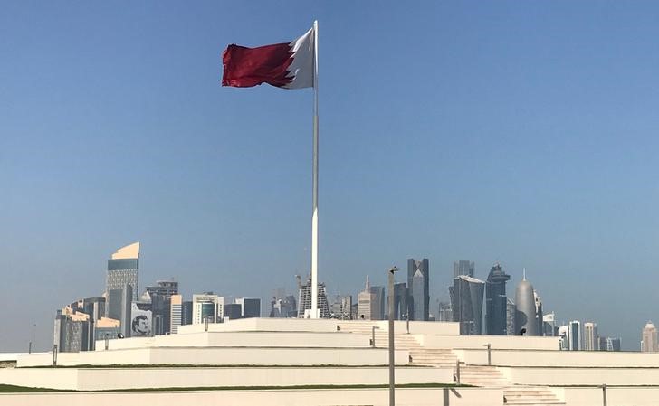 © Reuters. The Qatari flag is seen at a park near Doha Corniche, in Doha