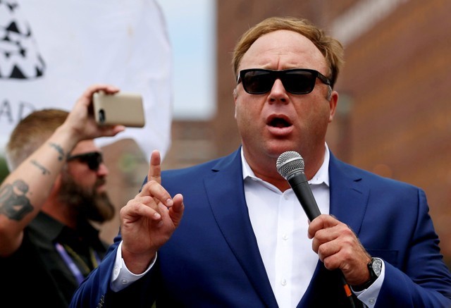 © Reuters. FILE PHOTO: Jones from Infowars.com speaks during a rally in support of Republican presidential candidate Donald Trump in Cleveland
