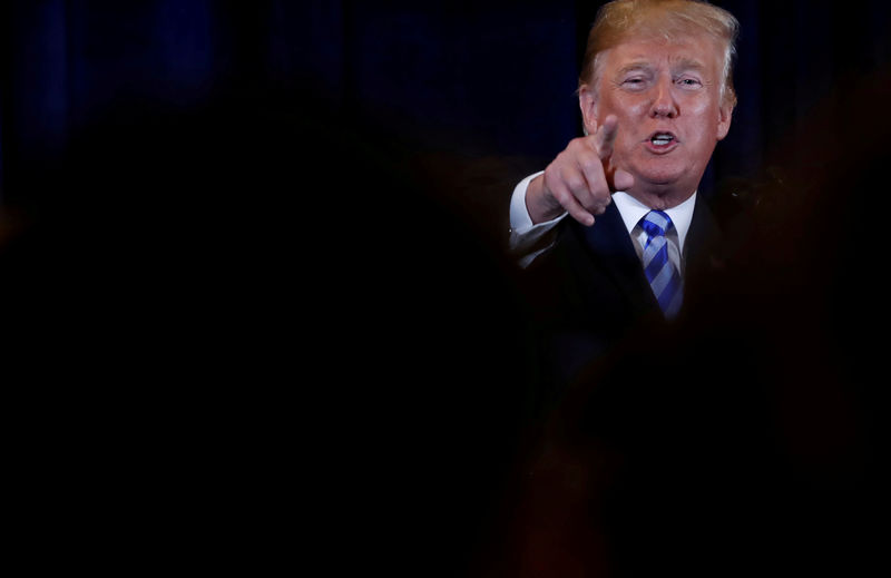 © Reuters. Presidente dos EUA, Donald Trump, acena a simpatizantes em Utica, Nova York