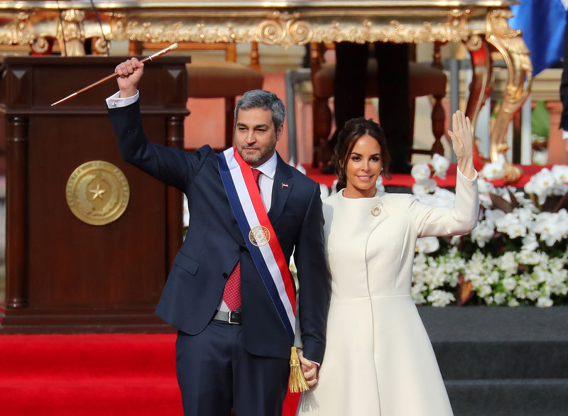 © Reuters. Mario Abdo Benítez acena com a mulher, Silvana Lopez Moreira, ao tomar posse como presidente do Paraguai