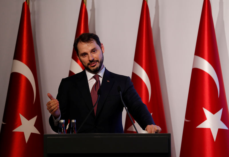 © Reuters. Ministro das Finanças do país, Berat Albayrak, durante evento em Istambul, Turquia