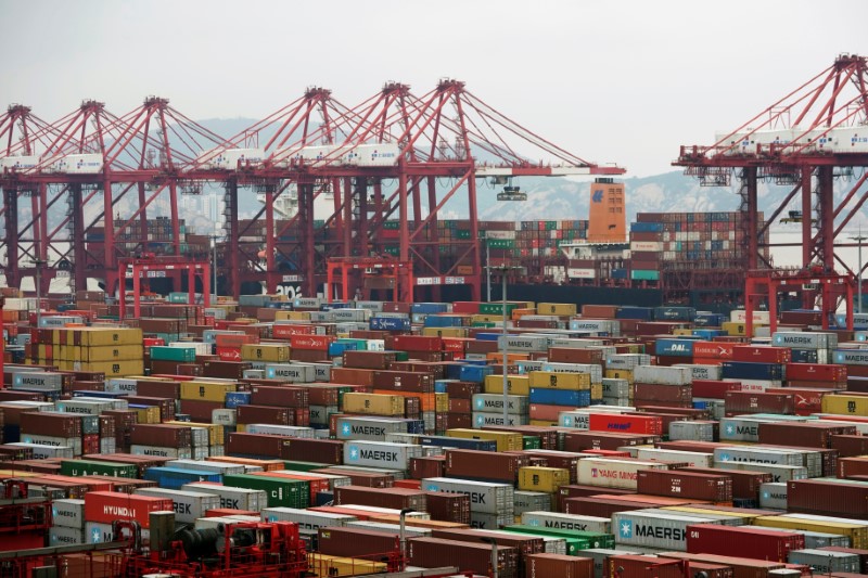 © Reuters. Containers are seen at the Yangshan Deep Water Port in Shanghai
