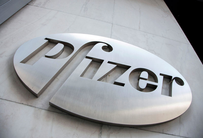 © Reuters. FILE PHOTO: The Pfizer logo is seen at their world headquarters in New York