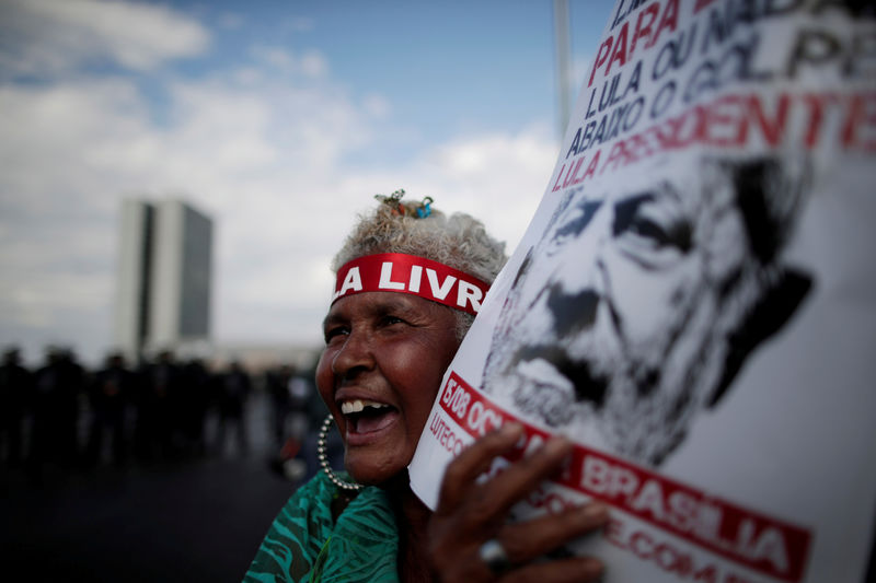 © Reuters. Partidarios del expresidente brasileño Luiz Inácio Lula da Silva asisten a una marcha para acompañar el la inscripción de su candidatura presidencial en Brasilia.