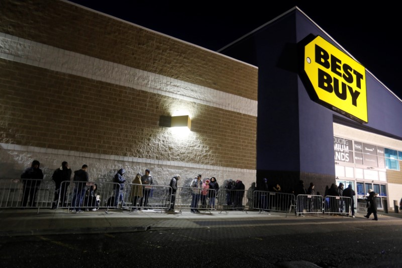 © Reuters. Imagen de archivo de compradores haciendo fila afuera de una tienda de electrónicos de Best Buy en Westbury, Nueva York