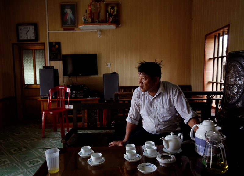 © Reuters. Joseph Doan Van Thanh, father of Mary Doan Thi Huong, the Vietnamese suspect in Kim Jong Nam's murder, sits in his house in Nam Dinh province