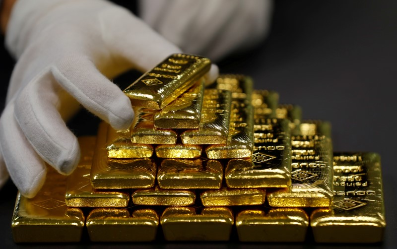 © Reuters. الذهب يتعافى من أدنى مستوى في 19 شهرا مع تراجع الدولار