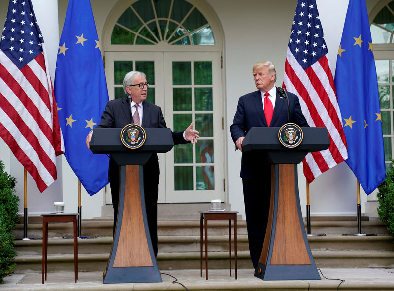© Reuters. U.S. President Donald Trump and President of the European Commission Jean-Claude Juncker speak about trade relations in the Rose Garden of the White House in Washington