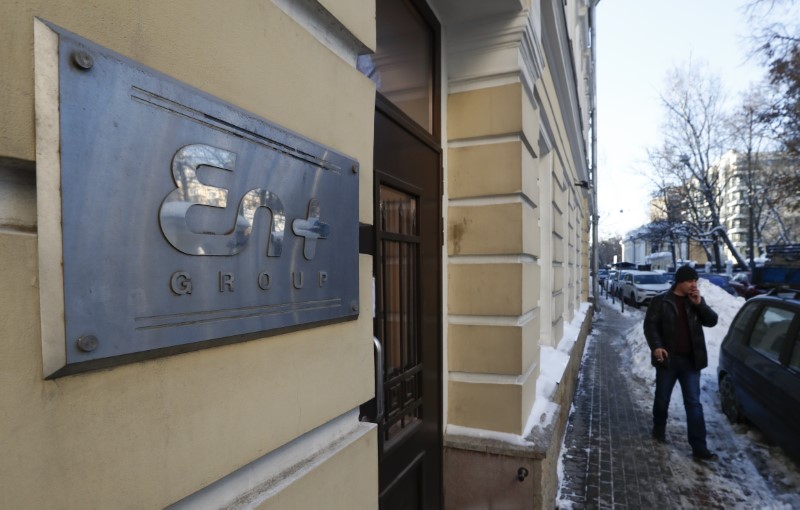 © Reuters. A wall sign with the logo of aluminium and power producer En+ Group is seen on the facade of a building in central Moscow