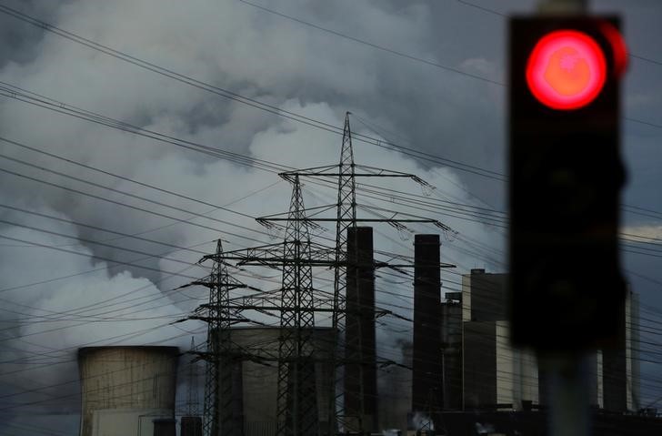© Reuters. A traffic light signals red in front of the Weisweiler brown coal power plant of German energy supplier RWE