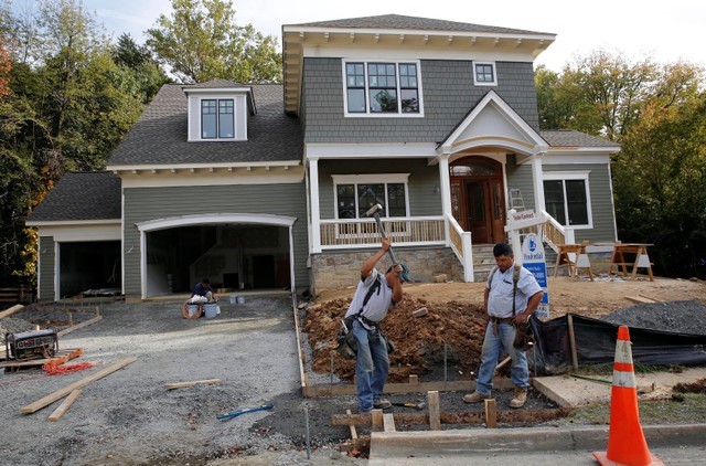© Reuters. FILE PHOTO: Construction workers are pictured building a new home in Vienna, Virginia