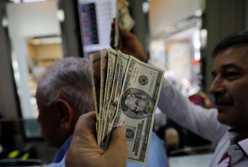 © Reuters. Businessmen change money at a currency exchange office in Ankara