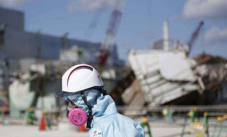 © Reuters. Trabalhador da Tokyo Electric Power Co. (Tepco) vestido com roupa de proteação e máscara na usina nuclear de Fukushima Daiichi