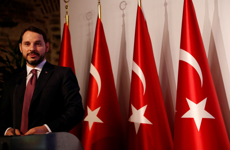 © Reuters. Turquía no dudará en apoyar al sector bancario, dice su ministro de Finanzas