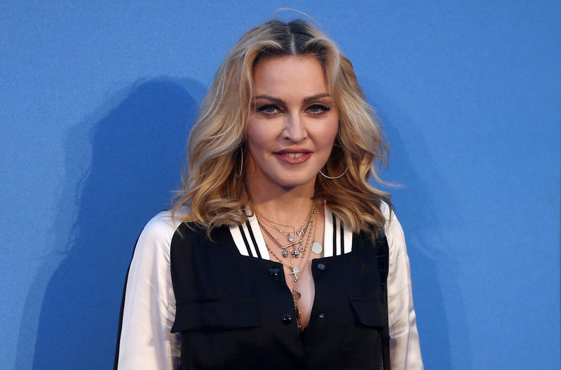 © Reuters. Con fotos y canciones, los fans de Madonna le rinden homenaje en su 60 cumpleaños