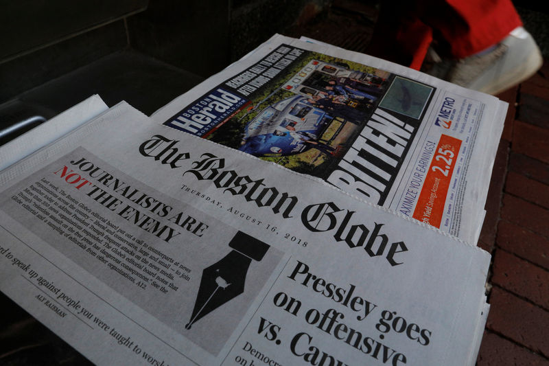 © Reuters. The front page of the Boston Globe newspaper references their editorial defense of press freedom at a newsstand in Cambridge