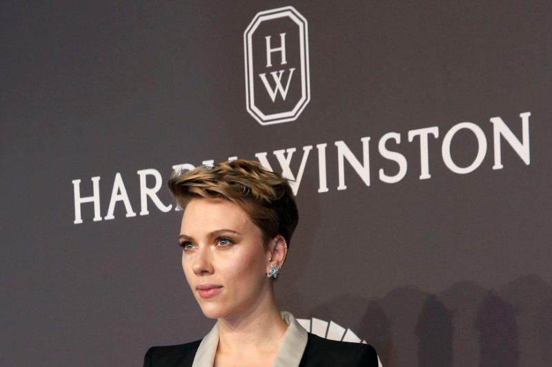 © Reuters. Scarlett Johansson arrives for amfAR’s Annual Fashion Week New York Gala in New York