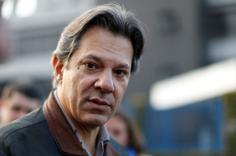 © Reuters. Candidato a vice-presidente do PT, Fernando Haddad, deixa sede da Polícia Federal em Curitiba