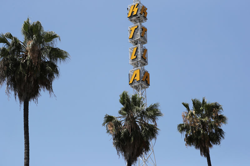 © Reuters. The tower of Tribune Broadcasting Los Angeles affiliate KTLA 5 is seen in Hollywood, Los Angeles