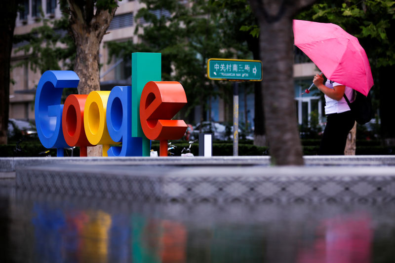 © Reuters. The brand logo of Alphabet Inc's Google is seen outside its office in Beijing