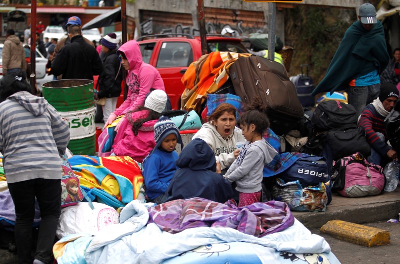 © Reuters. Imigrantes venezuelanos aguardam registro antes de entrar no Equador