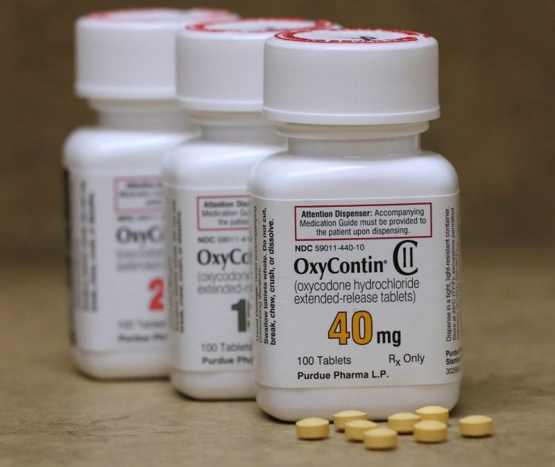 © Reuters. FILE PHOTO: Bottles of prescription painkiller OxyContin made by Purdue Pharma LP on a counter at a local pharmacy in Provo