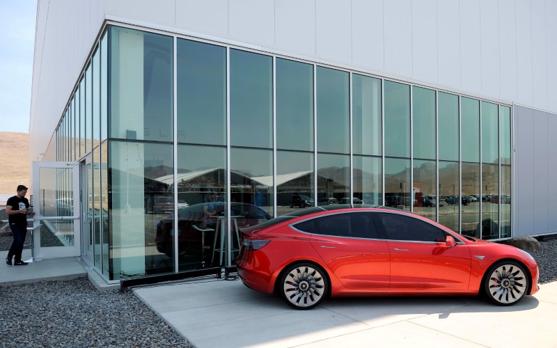 © Reuters. A prototype of the Tesla Model 3 is on display in front of the factory during a media tour of the Tesla Gigafactory which will produce batteries for the electric carmaker in Sparks