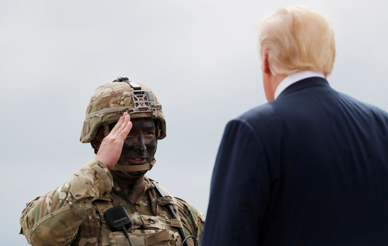 © Reuters. U.S. Army 10th Mountain Division soldier salutes U.S. President Trump during his visit to Fort Drum, New York
