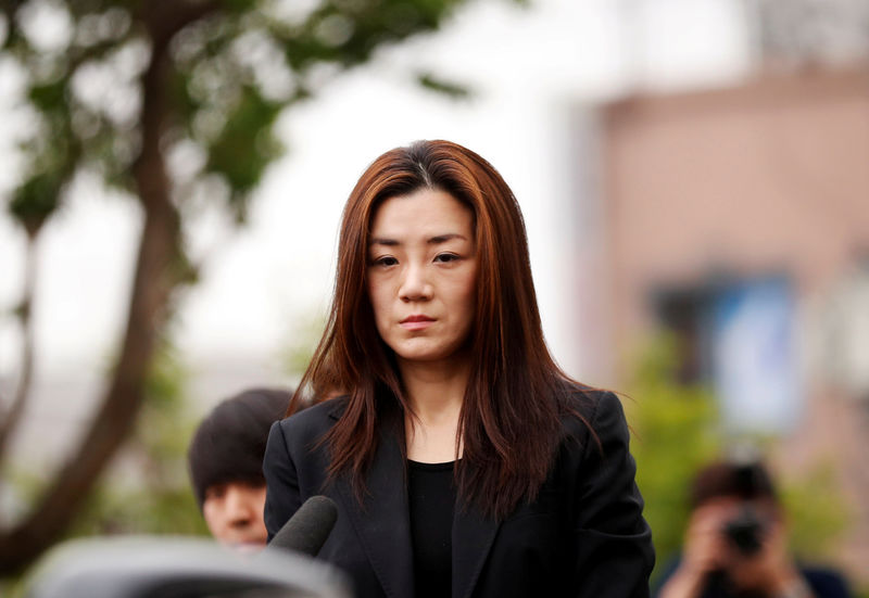 © Reuters. FILE PHOTO - Cho Hyun-min, a former Korean Air senior executive and the younger daughter of the airline's chairman Cho Yang-ho, arrives at a police station in Seoul