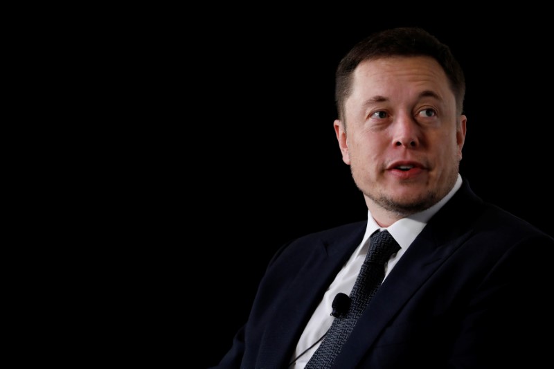 © Reuters. Elon Musk, founder, CEO and lead designer at SpaceX and co-founder of Tesla, speaks at the International Space Station Research and Development Conference in Washington