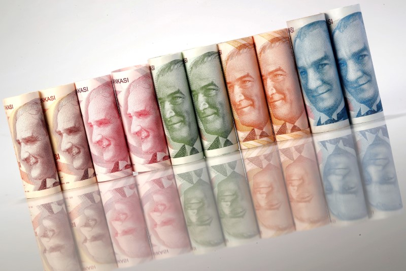 © Reuters. العملة التركية تنخفض إلى 5.86 ليرة للدولار وأمريكا تحذر من عقوبات جديدة