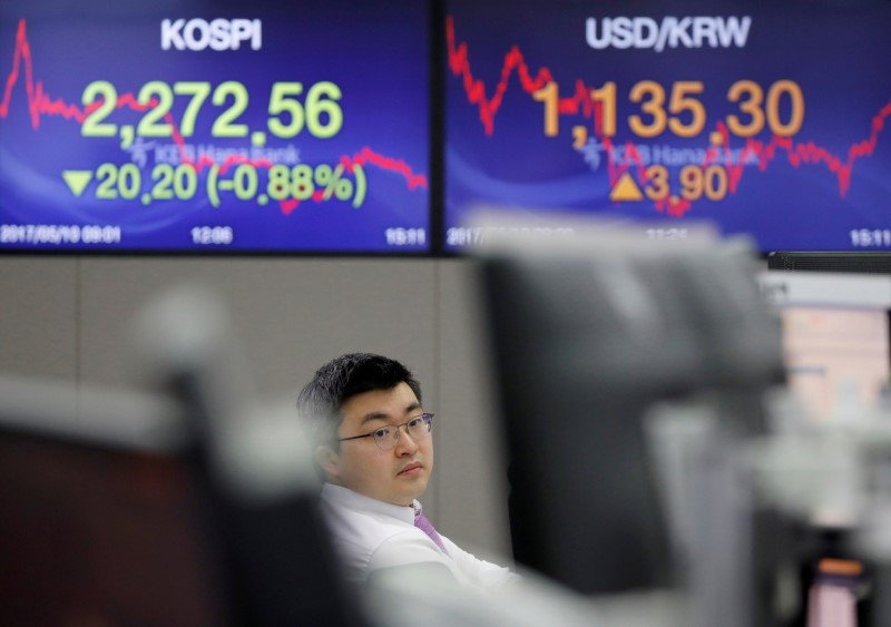 © Reuters. Un trader al lavoro in una banca di Seul