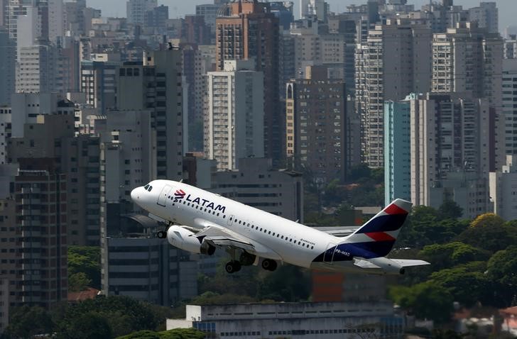 © Reuters. Imagen de archivo de un avión de LATAM Airlines despegando en el aeropuerto de Congonhas en Sao Paulo