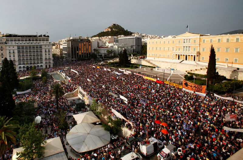 © Reuters. FILE PHOTO: Protesters gather in Athens Constitution square for the 12th consecutive day